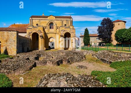 Francia, Borgogna, Loire, Charlieu, Chiostro abbazia Saint-Fortuné Foto Stock