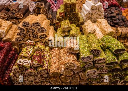 Grande varietà di delizie Turche, Lokum, sono offerti per la vendita all'interno del Bazar delle Spezie, Mısır Çarşısı, noto anche come il Bazaar Egiziano Foto Stock