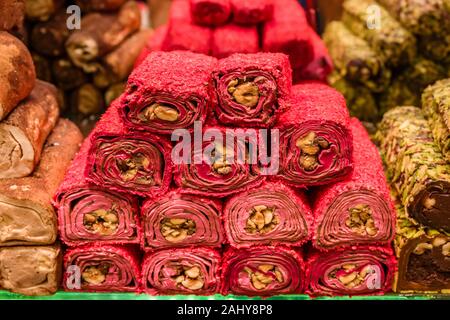 Grande varietà di delizie Turche, Lokum, sono offerti per la vendita all'interno del Bazar delle Spezie, Mısır Çarşısı, noto anche come il Bazaar Egiziano Foto Stock