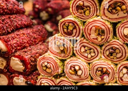 Grande varietà di delizie Turche, Lokum, sono offerti per la vendita all'interno del Bazar delle Spezie, Mısır Çarşısı, noto anche come il Bazaar Egiziano Foto Stock