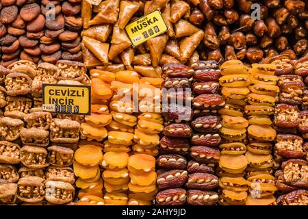 Grande varietà di frutta secca e noci sono offerti per la vendita all'interno del Bazar delle Spezie, Mısır Çarşısı, noto anche come il Bazaar Egiziano Foto Stock