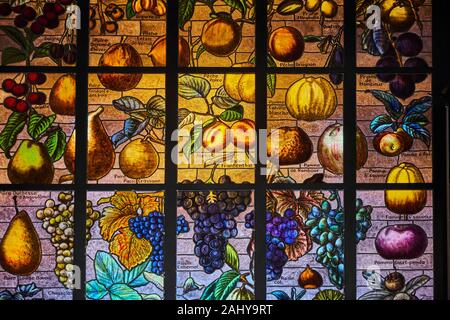 Francia, Borgogna, Yonne, Sens, Piazza de la Republique e mercato centrale Foto Stock