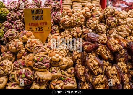 Grande varietà di frutta secca e noci sono offerti per la vendita all'interno del Bazar delle Spezie, Mısır Çarşısı, noto anche come il Bazaar Egiziano Foto Stock