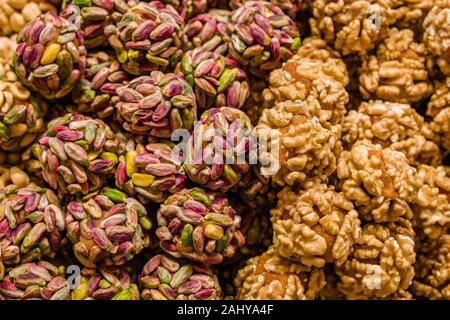 Grande varietà di frutta secca e noci sono offerti per la vendita all'interno del Bazar delle Spezie, Mısır Çarşısı, noto anche come il Bazaar Egiziano Foto Stock