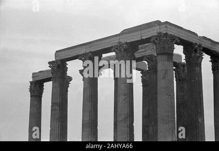 Zeustempel und Akropolis, Griechenland Athen 1950er Jahre. Il Tempio di Zeus all Acropoli di Atene in Grecia degli anni cinquanta. Foto Stock