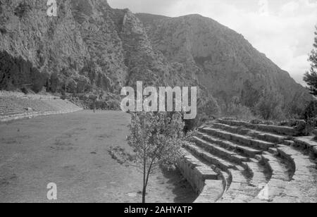 Touristentour durch die Ruinen des Stadions in Delphi, Griechenland 1950er. Giro turistico attraverso le rovine dello stadio in Delphi, Grecia degli anni cinquanta. Foto Stock