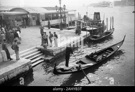 Auf dem Canale Grande gegen das Meer im Venedig der 1950er Jahre, Italien. Grand Canal a mare a Venezia degli anni cinquanta, Italia. Foto Stock