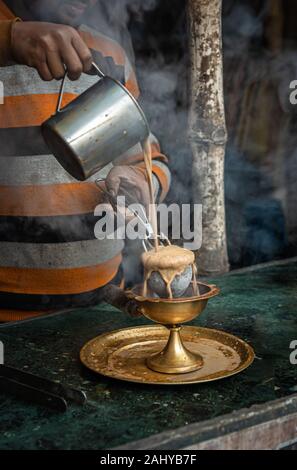 Preparazione Di Tè Caldo Tandoori In Stile Indiano/Chai . Viene utilizzata la messa a fuoco selettiva. Foto Stock