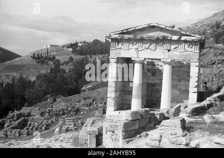 Blick auf das Schatzhaus der Athener in Delphi, Griechenland 1950er. Vista del Tesoro Ateniese in Delphi, Grecia degli anni cinquanta. Foto Stock