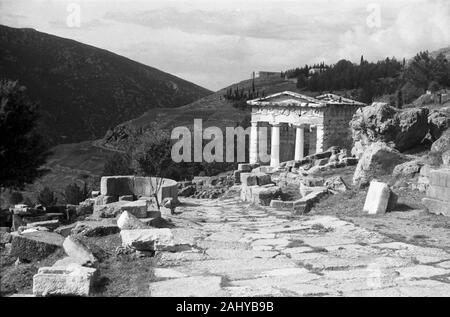 Blick auf das Schatzhaus der Athener in Delphi, Griechenland 1950er. Vista del Tesoro Ateniese in Delphi, Grecia degli anni cinquanta. Foto Stock