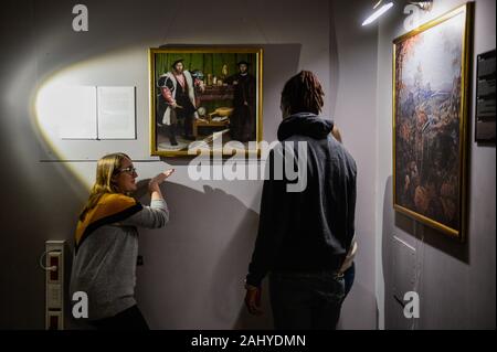 Cracovia in Polonia. 29 Dic, 2019. I visitatori al Museo di illusioni a Cracovia.Il Museo delle illusioni di portare una collezione di ologrammi e installazioni insieme che ingannare la fiducia nei sensi nel frattempo rivelando i limiti dei nostri sensi. Credito: Omar Marques/SOPA Immagini/ZUMA filo/Alamy Live News Foto Stock