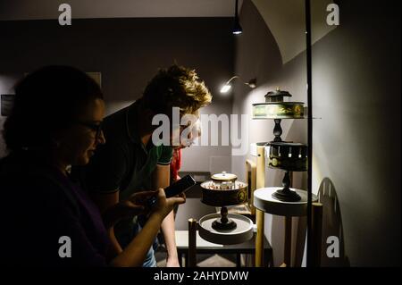 Cracovia in Polonia. 29 Dic, 2019. I visitatori al Museo di illusioni a Cracovia.Il Museo delle illusioni di portare una collezione di ologrammi e installazioni insieme che ingannare la fiducia nei sensi nel frattempo rivelando i limiti dei nostri sensi. Credito: Omar Marques/SOPA Immagini/ZUMA filo/Alamy Live News Foto Stock