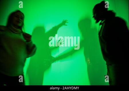Cracovia in Polonia. 29 Dic, 2019. Visitatori interagisce con infrarossi illusioni luci presso il Museo di illusioni a Cracovia.Il Museo delle illusioni di portare una collezione di ologrammi e installazioni insieme che ingannare la fiducia nei sensi nel frattempo rivelando i limiti dei nostri sensi. Credito: Omar Marques/SOPA Immagini/ZUMA filo/Alamy Live News Foto Stock