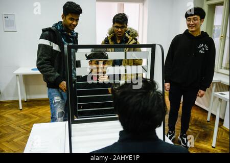 I visitatori al Museo di illusioni a Cracovia.Il Museo delle illusioni di portare una collezione di ologrammi e installazioni insieme che ingannare la fiducia nei sensi nel frattempo rivelando i limiti dei nostri sensi. Foto Stock