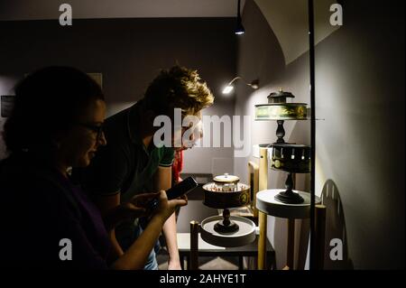 I visitatori al Museo di illusioni a Cracovia.Il Museo delle illusioni di portare una collezione di ologrammi e installazioni insieme che ingannare la fiducia nei sensi nel frattempo rivelando i limiti dei nostri sensi. Foto Stock