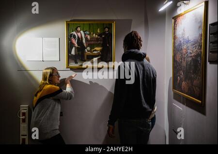 I visitatori al Museo di illusioni a Cracovia.Il Museo delle illusioni di portare una collezione di ologrammi e installazioni insieme che ingannare la fiducia nei sensi nel frattempo rivelando i limiti dei nostri sensi. Foto Stock