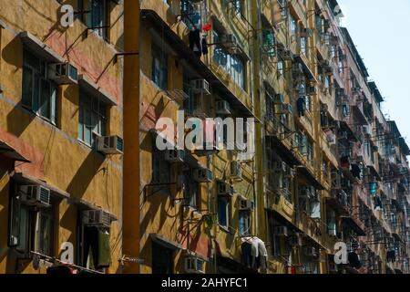 Facciata di edificio a Hong Kong, il mercato immobiliare residenziale Foto Stock