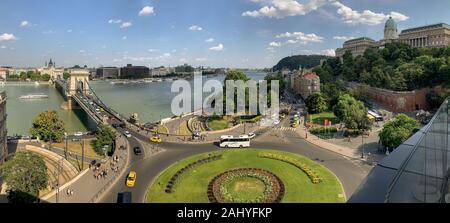 Alla rotonda di piazza Adam di Budapest Clark si trova il fiume Duna, il Ponte delle catene (Szechenyi), la collina di Castel e il Castello di Buda o il Palazzo reale d'Ungheria Foto Stock