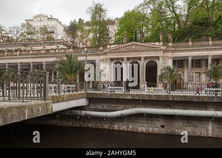 Karlovy Vary, Repubblica Ceca - 5 Maggio 2017: la gente a piedi vicino a galleria con acqua minerale Foto Stock