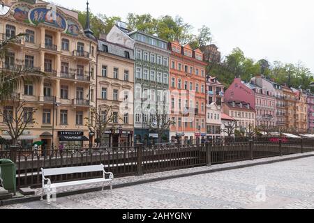 Karlovy Vary, Repubblica Ceca - 5 Maggio 2017: colorata Vecchia case lungo il fiume Tepla costa. La gente comune a piedi la strada Foto Stock