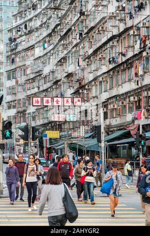 Hong Kong Cina - Novembre, 219: scene di strada con la gente di strada di attraversamento in HongKong, Quarry Bay Foto Stock