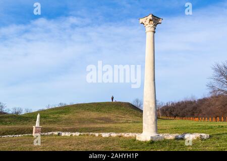 Rimane rovine di Nemesis santuario del tempio e romana antica colonna corinzio 2a-4secolo, Becsi-domb, Sopron, Ungheria Foto Stock