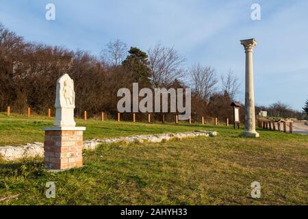 Rimane rovine di Nemesis santuario del tempio e romana antica colonna corinzio 2a-4secolo, Becsi-domb, Sopron, Ungheria Foto Stock