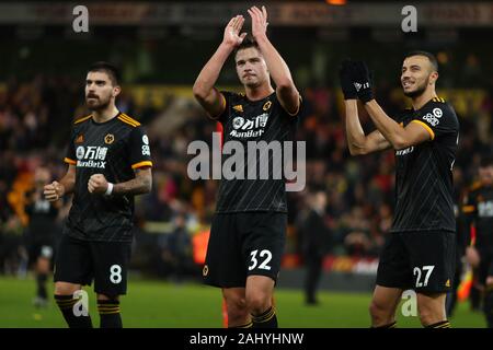 Leander Dendoncker (C) Ruben Neves (L) e Romain Saiss (R) di Wolverhampton Wanderers - Norwich City v Wolverhampton Wanderers, Premier League, Carrow Road, Norwich, Regno Unito - 21 dicembre 2019 solo uso editoriale - DataCo restrizioni si applicano Foto Stock