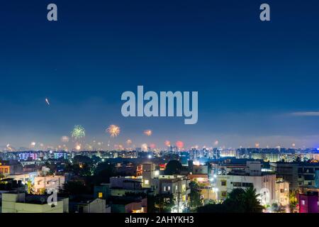 Scoppiare i fuochi d'artificio durante il festival Divali di luce sopra la città di Chennai in India del Sud Foto Stock