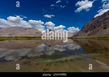 La riflessione di montagne in waterbody a Valle di Nubra, Ladakh, India, Asia Foto Stock