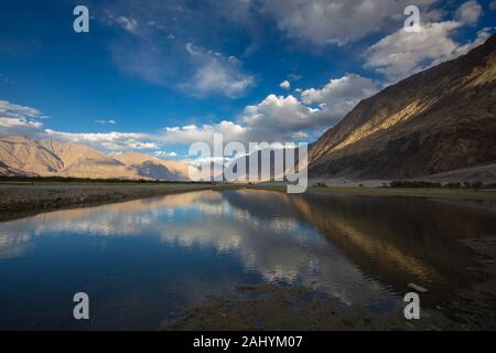 La riflessione di montagne in waterbody a Valle di Nubra, Ladakh, India, Asia Foto Stock