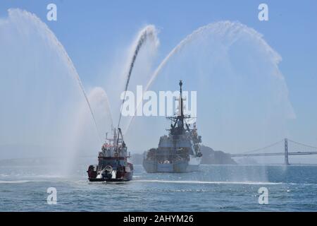 L'equipaggio a bordo della U.S. Guardacoste Bertholf WMSL (750) è accolto da una San Francisco Fire Department barca che li accoglie al loro ritorno a casa di Alameda, California, Luglio 2, 2019, a seguito di una 164 giorni di distribuzione per il Pacifico occidentale. Sotto il controllo tattico di comandante, U.S. 7 flotta, Bertholf's equipaggio impegnati in scambi professionali, le relazioni tra comunità eventi e costruzione di capacità esercizi con le marine e le guardie costiere in Giappone, Corea del Sud e le Filippine, inclusi in mare comune di ricerca e soccorso e di esercizi di interdizione. Stati Uniti Coast Guard foto di Sottufficiali 1C Foto Stock