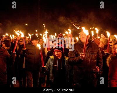 Flamborough Festa del Fuoco. Capodanno 2019 celebra il villaggio connessione con Viking Storia. Con il Flamborough Fireballs, Torchlit processione e la masterizzazione di un Viking Longboat sul verde villaggio. Foto Stock