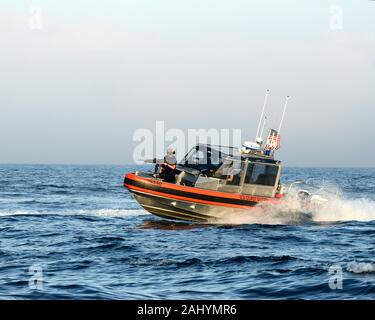 Una tattica di equipaggio a bordo di 29 piedi di barca di risposta - SMALL II assegnato alla Guardia Costiera per la sicurezza marittima e il Team di Sicurezza di Los Angeles/Long Beach impone una zona di sicurezza nel corso di un esercizio tenuto al largo di San Diego, nov. 5, 2019. La guardia costiera della sicurezza marittima la risposta del team di West led personale una visita, scheda, ricerca e sequestro di esercizio e incluse le squadre da MSRT West, Pacific Tactical Legge Team, MSST LA/LB, sciopero nazionale vigore's Pacific Strike Team e il guardacoste Terrell Horne che hanno partecipato gli scenari di addestramento nel corso di due giorni. Stati Uniti Foto Stock