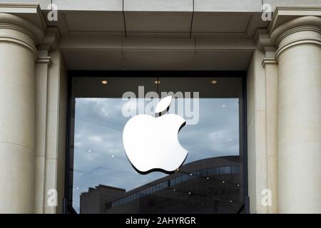 Barcellona, Spagna - Agosto 9, 2018: primo piano del cartello di Apple Store nel famoso Passeig de Gracia di Barcellona, Spagna, uno dei Foto Stock