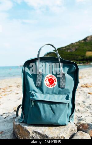 TARRAGONA, Spagna - 16 settembre 2018: un popolare Fjallraven zaino Kanken su una roccia, su una tranquilla spiaggia di Tarragona, Spagna. Questo è il best-seller Foto Stock