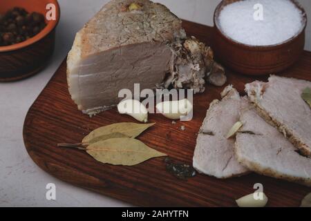 Il prosciutto cotto con cappella, la foglia di alloro e erbe italiane Foto Stock