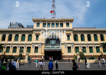 Il Vietnam; Ho Chi Minh City; l'ufficio postale centrale, nel cuore di Saigon, fu costruito dall'Amministrazione delle Poste francesi durante la doc Foto Stock