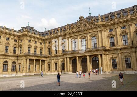Il Lato Della Piazza Del Residence Würzburg (Würzburger Residenz), Würzburg, Baviera, Germania. Foto Stock