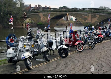 Un British scooter club riunione dal fiume Severn a Bewdley, Worcestershire, Regno Unito. Foto Stock