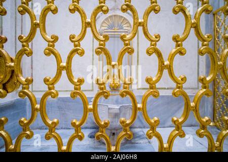 Interior design dei bagni del sultano e la Regina madre nell'Harem a Palazzo Topkapı, visto attraverso un cancello dorato Foto Stock