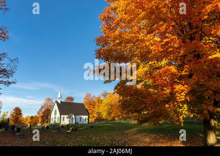 Lungo il Chemin d'Iron Hill (ferro Hill Road). Trinità santa chiesa anglicana. Ferro da stiro Hill, Lac-Brome, Quebec, Canada. Foto Stock