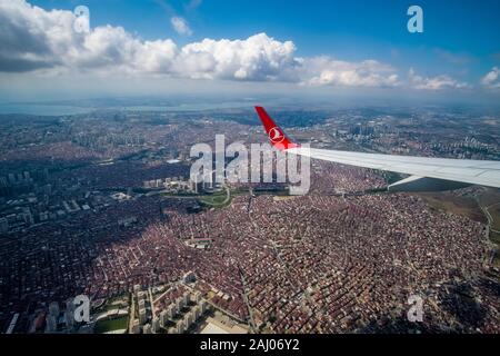 Vista aerea su parti della grande città un alta densità di edifici e case da un aeroplano Foto Stock