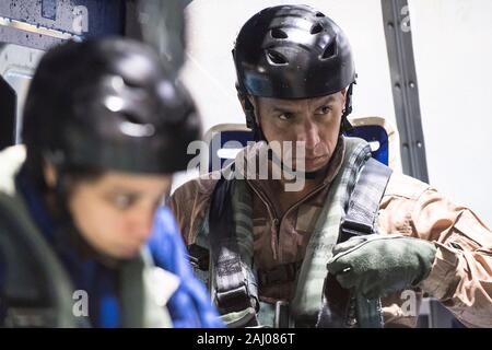 L'astronauta della NASA candidato Frank Rubio durante l'elicottero acqua formazione di sopravvivenza in Sonny Carter una spinta di galleggiamento neutra al laboratorio al Centro Spaziale Johnson, 21 settembre 2017 a Houston, Texas. Foto Stock