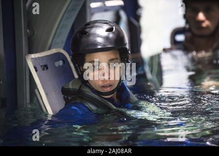 L'astronauta della NASA candidato Jessica Watkins durante l'elicottero acqua formazione di sopravvivenza in Sonny Carter una spinta di galleggiamento neutra al laboratorio al Centro Spaziale Johnson, 21 settembre 2017 a Houston, Texas. Foto Stock