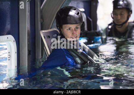 L'astronauta della NASA candidato Loral O'Hara durante l'elicottero acqua formazione di sopravvivenza in Sonny Carter una spinta di galleggiamento neutra al laboratorio al Centro Spaziale Johnson, 21 settembre 2017 a Houston, Texas. Foto Stock