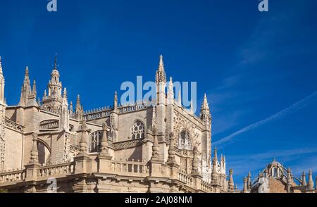 Cattedrale di Siviglia sullo sfondo del profondo cielo blu Foto Stock