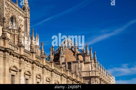 Cattedrale di Siviglia sullo sfondo del profondo cielo blu Foto Stock