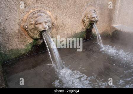 Primavera calda acqua. Testa leone fontana versando acqua. Termalismo. Caldas de Reis, Spagna Foto Stock