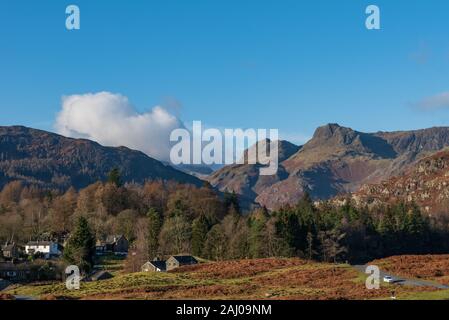 The Langdale Pikes da Elterwater comune nella grande langdale Foto Stock